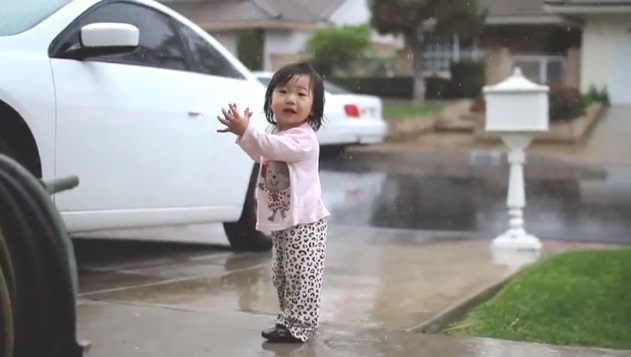 Video della bambina che scopre la pioggia