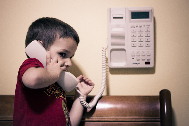 bambini al telefono