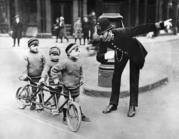 Bambini in bicicletta