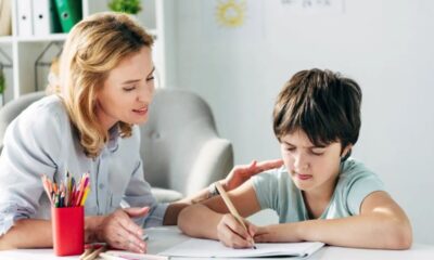 ragazzo compiti tutor maestra