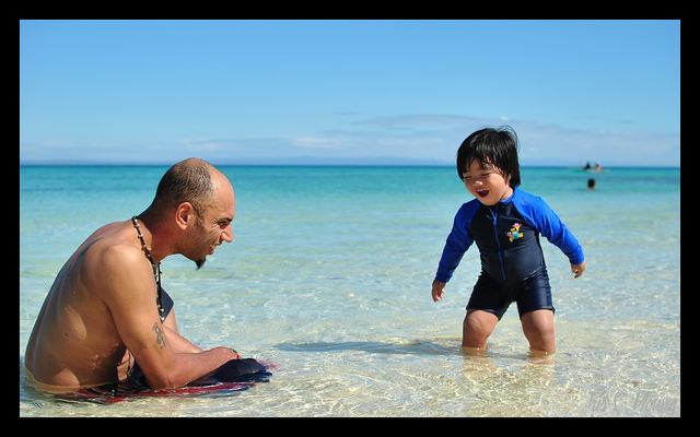 Genitori al mare con i bambini