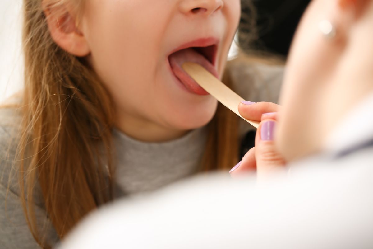 otorinolaringoiatra esame gola bambina