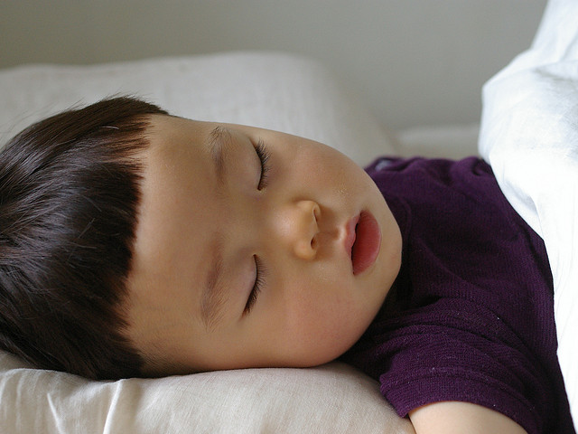 Come insegnare ai bambini a dormire da soli
