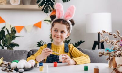 bambina sognante colora uova pasqua