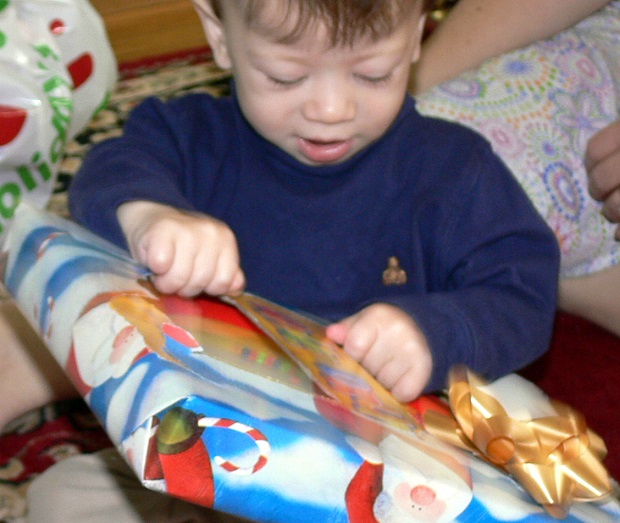 regalo di Natale da bambino con età compresa tra 1 anno e 3 anni