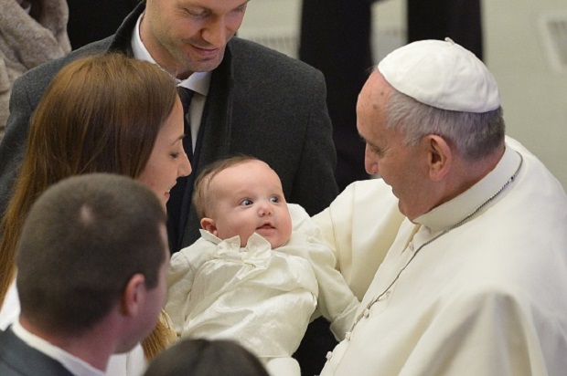 Papa Francesco allattamento