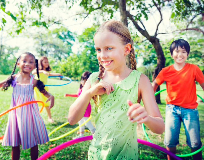 Insegnare ai bambini a usare l'hula hoop