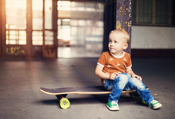 insegnare ai bambini a usare lo skateboard
