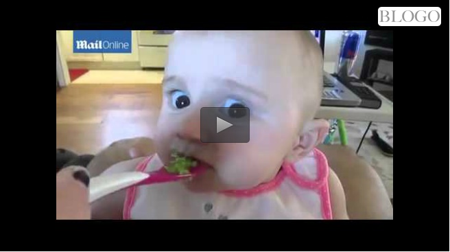 Bambina mangia per la prima volta l'avocado