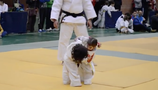 bambine giocano a judo