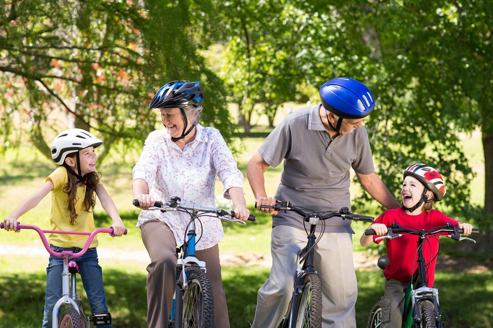 In bicicletta con due bambini