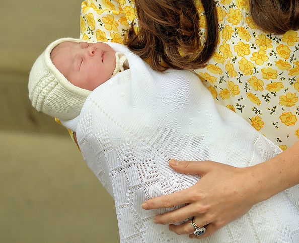 Kate Middleton con in braccio la neonata principessa