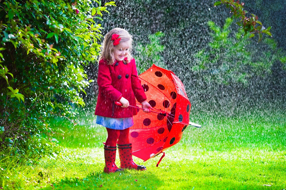 Abbigliamento per bambini sotto la pioggia