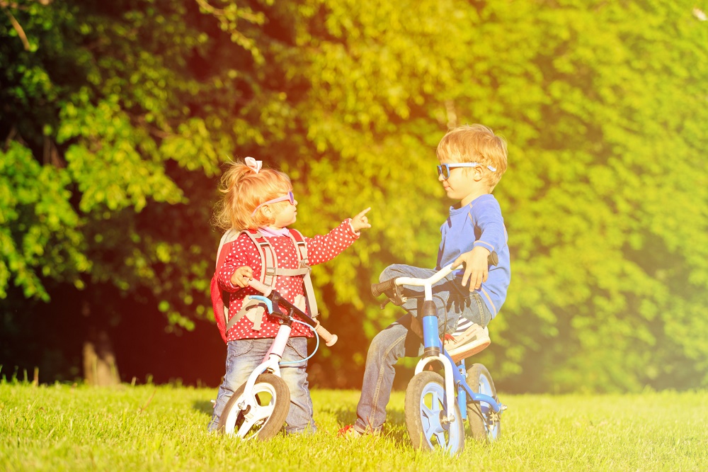 Bambini in bicicletta