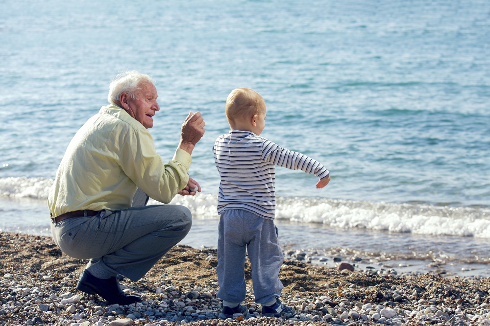 bambini al mare con i nonni