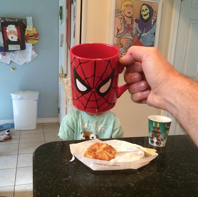bambino trasformato in Spiderman con il mug