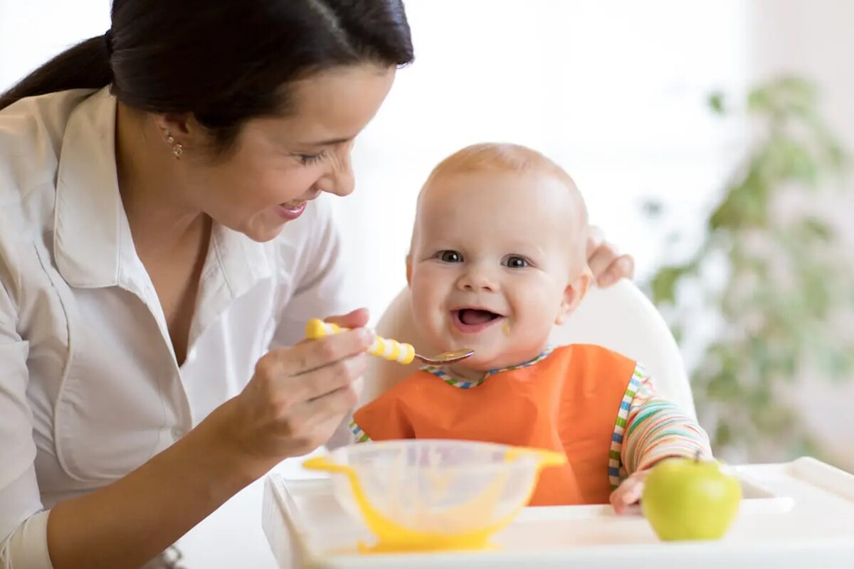 bambino mamma mangiare pappa