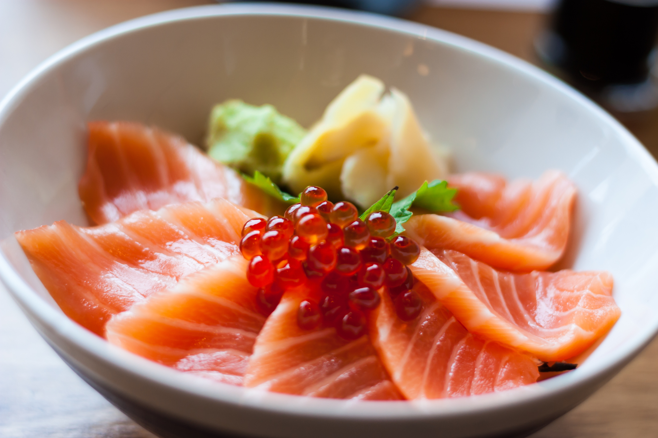 Pesce e carne cruda ai bambini