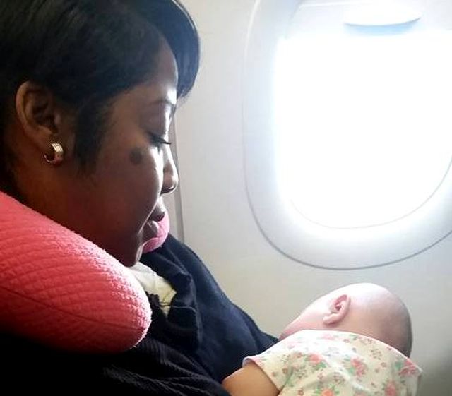 gesto una sconosciuta aiuta una mamma mamma difficoltà aereo
