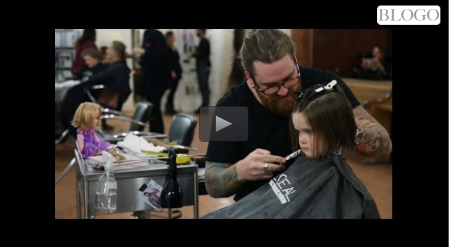 Bambina dona i capelli ai malati di cancro