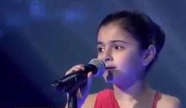 La storia di Mirna Hana, la bimba scappata dall'Isis che strega tutti cantando in tv