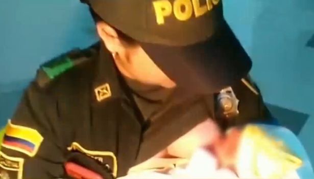 Neonata salvata poliziotta che la allatta abbandonata foresta