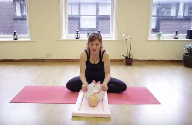 Yoga per la mamma e il bambino da fare in casa (VIDEO)