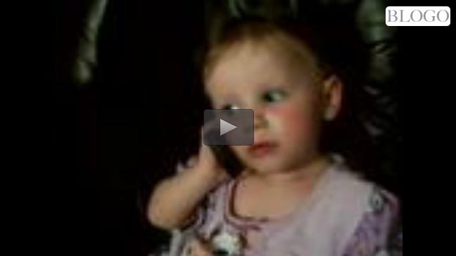 Bambina che parla al telefono con il papà