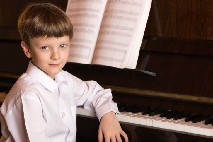 insegnare ai bambini a suonare il pianoforte