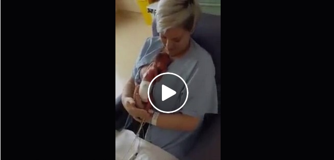 Mamma abbraccia il figlio nato prematuro