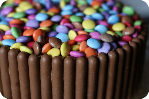 La ricetta della torta con Smarties e Togo per il compleanno dei bambini