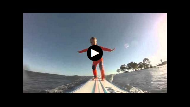 Bambina di 4 anni sul surf