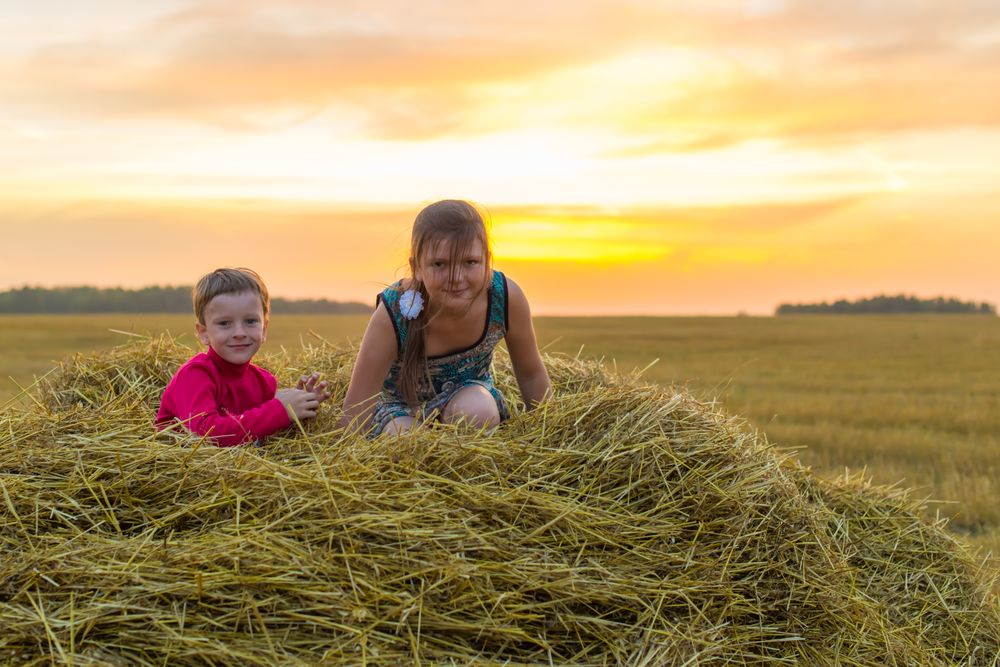 Bambini in campagna natura