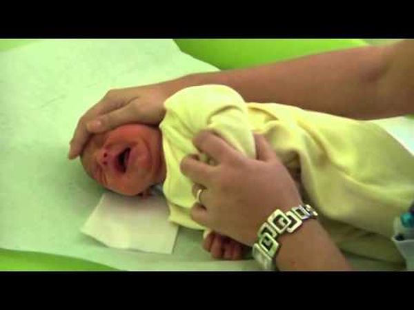 Come fare il lavaggio nasale nei neonati (VIDEO)