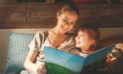 mamma leggere bambino figlio