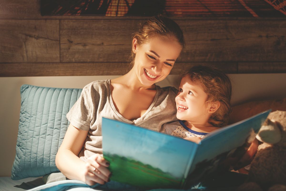 mamma leggere bambino figlio