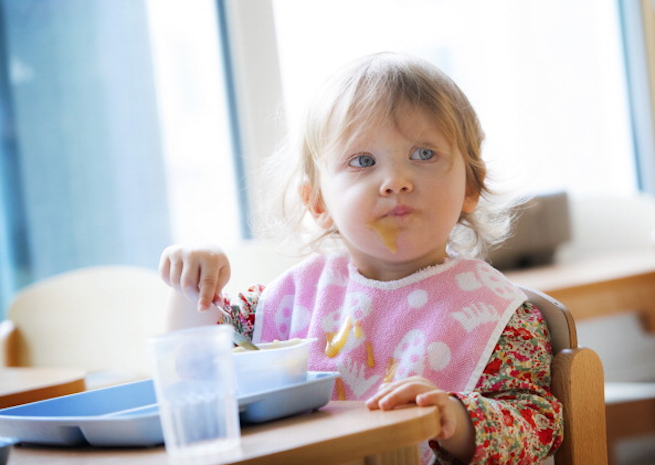 a che età bambini mangiano soli