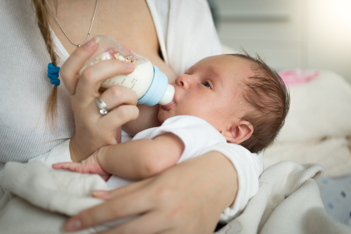 Come funziona l'allattamento misto?