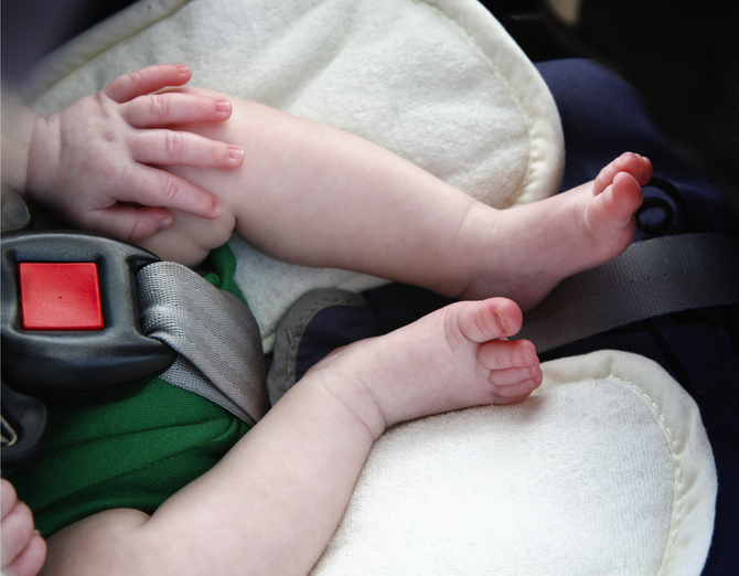 bambino nel seggiolino dell'auto