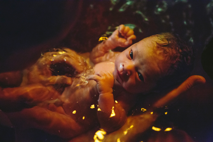 neonato nato in acqua