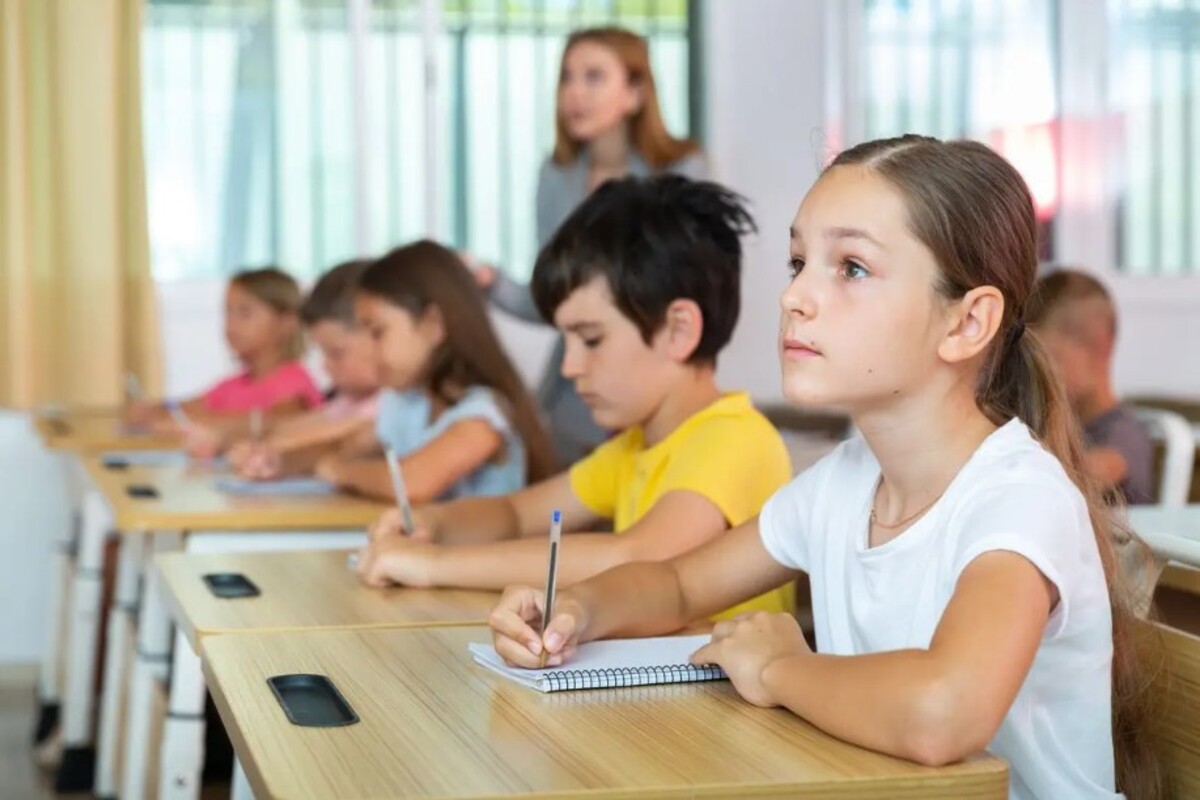 bambini alunni classe banchi lezione