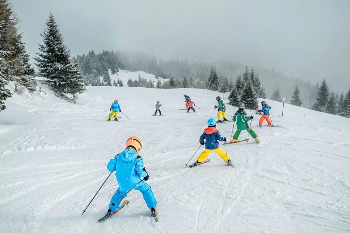 bambino sciare sci montagna neve imparare