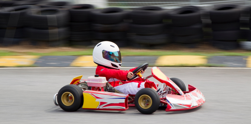 bambini sui go kart a scuola