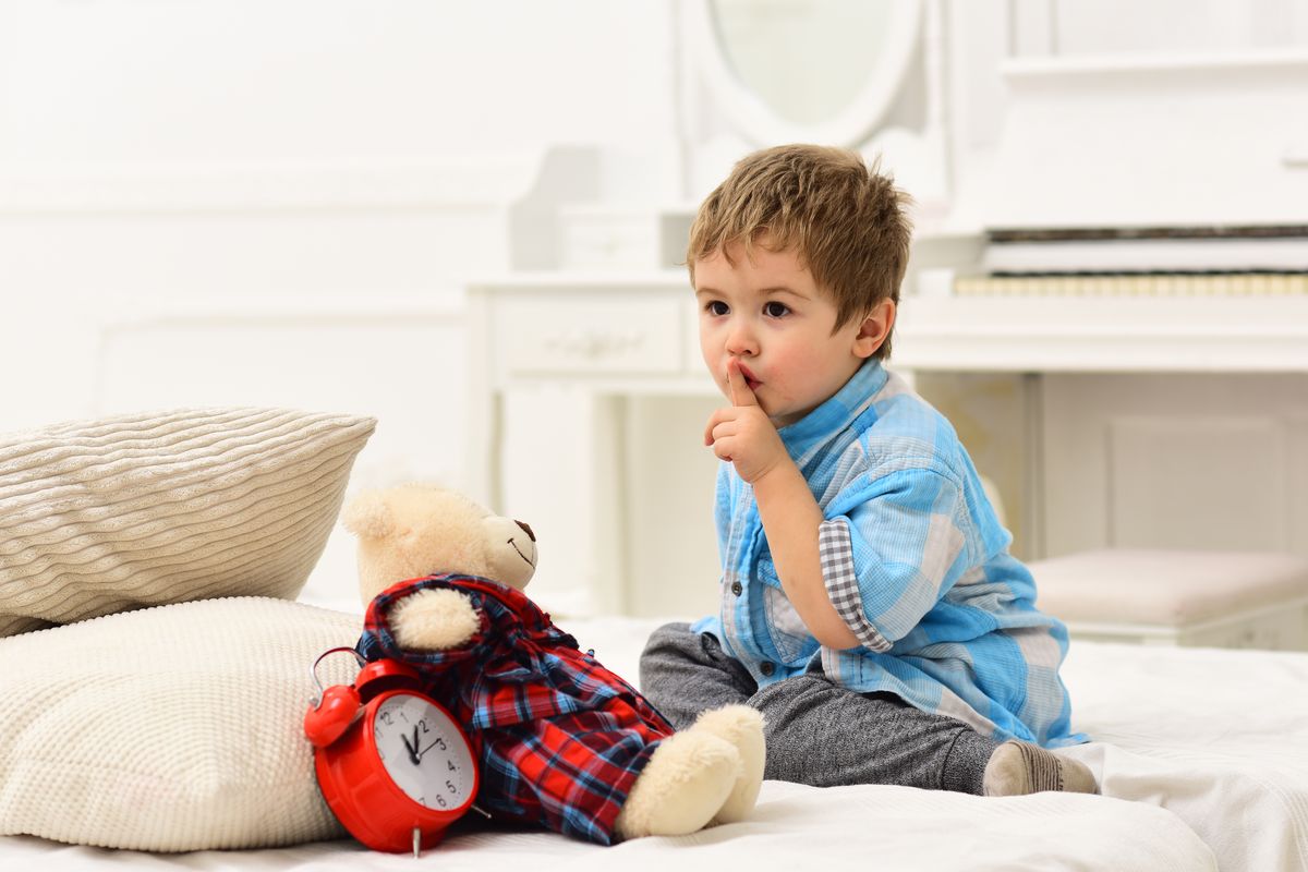 bambino silenzio orso peluche