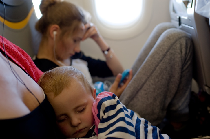far dormire i bambini in aereo