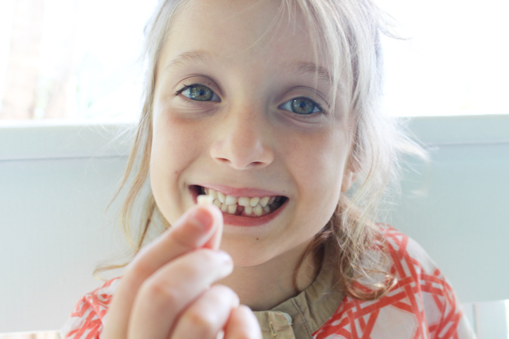 Intorno ai 5-6 anni i dentini iniziano a dondolare per poi cadere e fare spazio ai denti definitivi. In questa fase i bambini possono avere male?