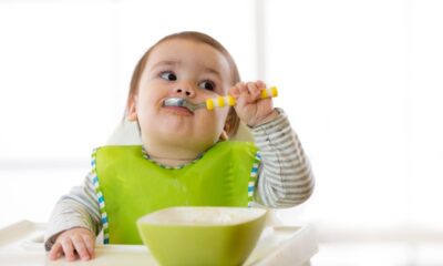 neonato bimbo mangia pappa