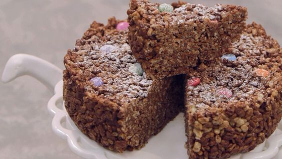 La torta ai mars e riso soffiato per le feste dei bambini