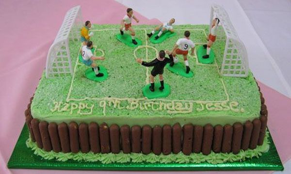 Torta di compleanno con campo di calcio: la ricetta spiegata passo per passo