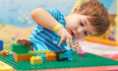 bambino gioca con i lego mattoncini colorati